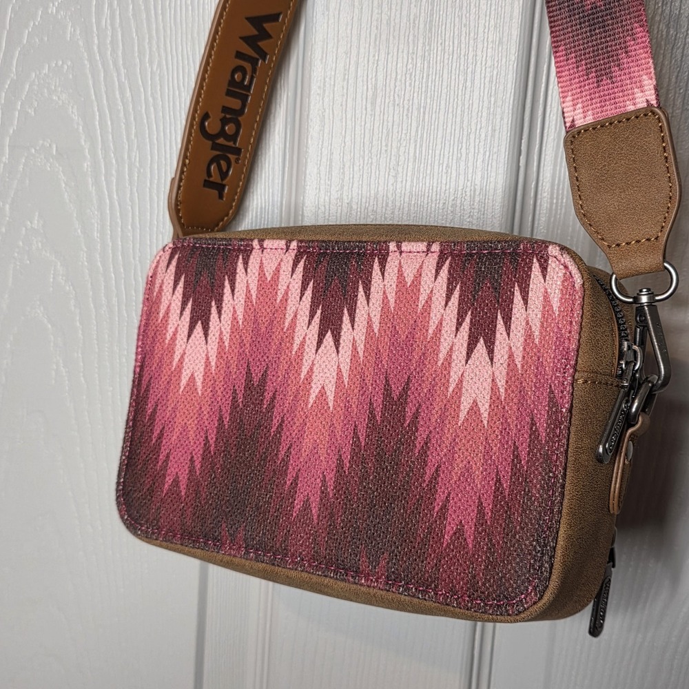 NWOT Wrangler Southwestern Pink Navajo Print Crossbody Purse Wallet Compartmen - Picture 6 of 9